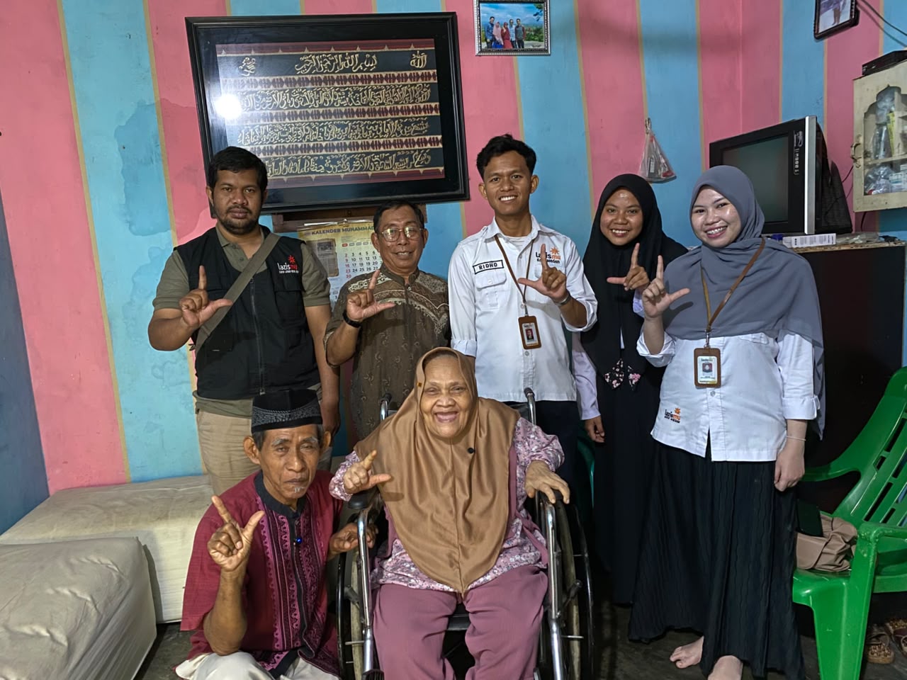 KL Medan Johor Salurkan Kursi Roda untuk Nenek Jauhari