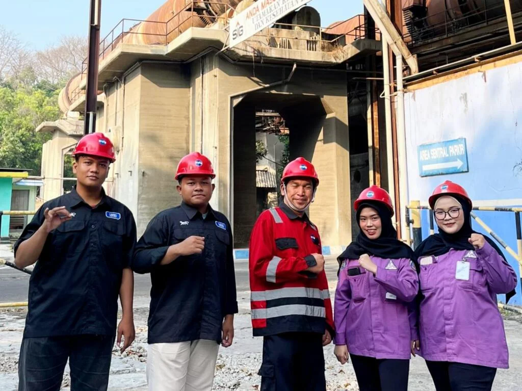 Mahasiswa Kesmas UMG Dorong Budaya K3 lewat Safety Talk bersama Tenaga Kerja Kebersihan di Area PT Semen Gresik