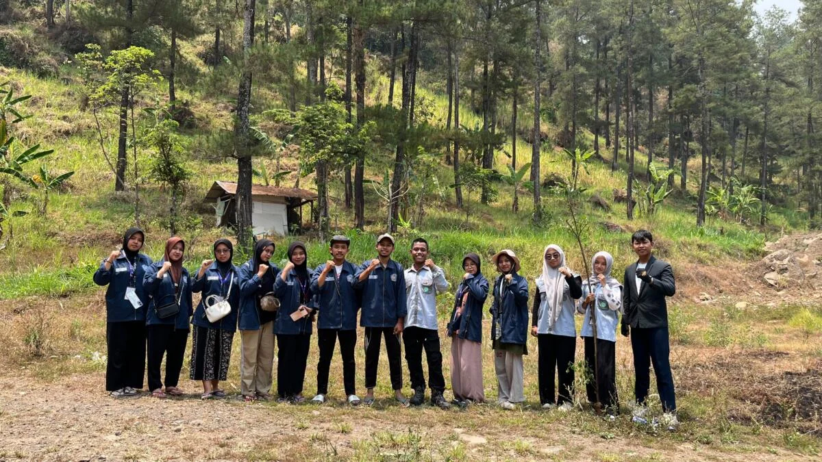 Mahasiswa KKN STIT Muhammadiyah Ngawi Tanam Pohon di Ngrayudan