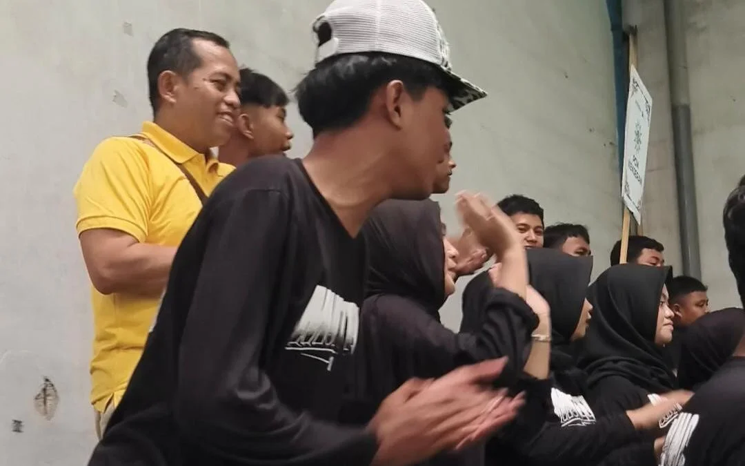 Ketua PCM Kenjeran Turun ke Tribun! H. Ali Fauzi Larut dalam Euforia Mufteen Mania Dukung Tim Raih Juara 3