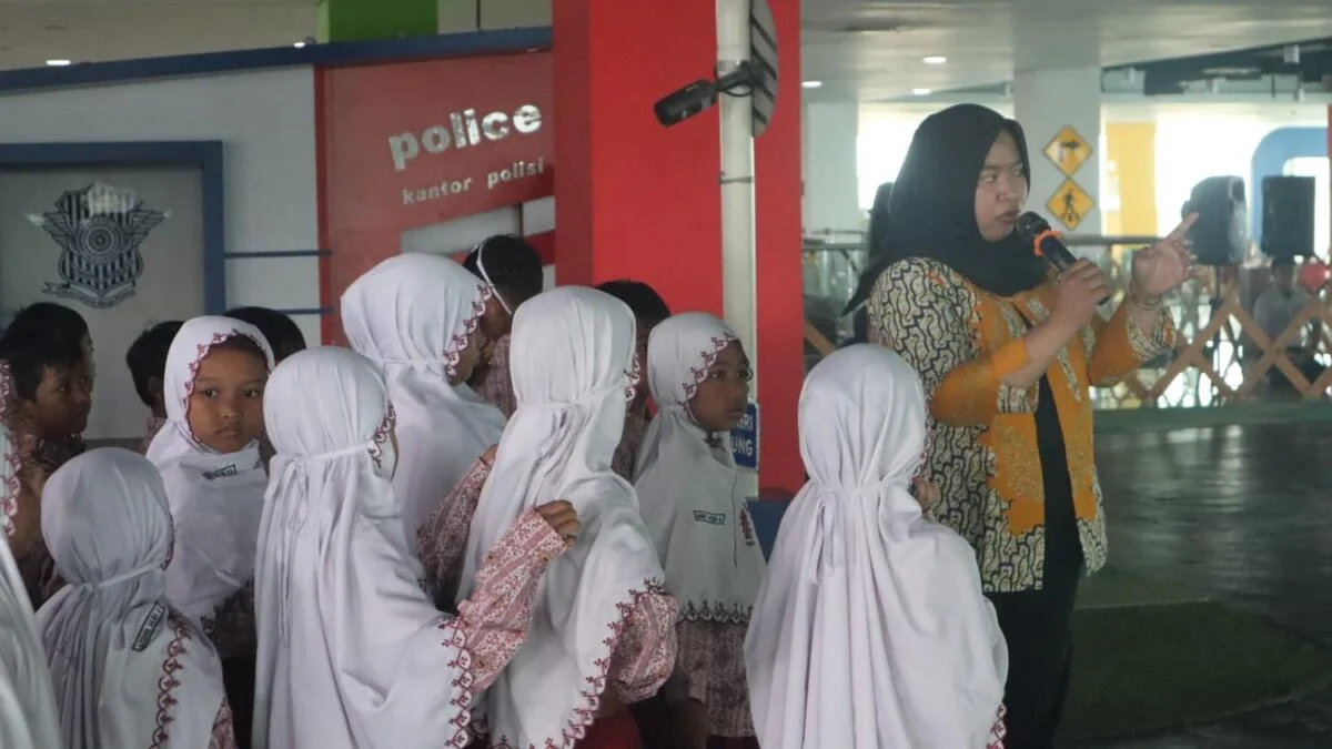 Kelas Kolaborasi di Joyoboyo, Siswa SD Muhammadiyah 7 Belajar Tertib Berlalu Lintas