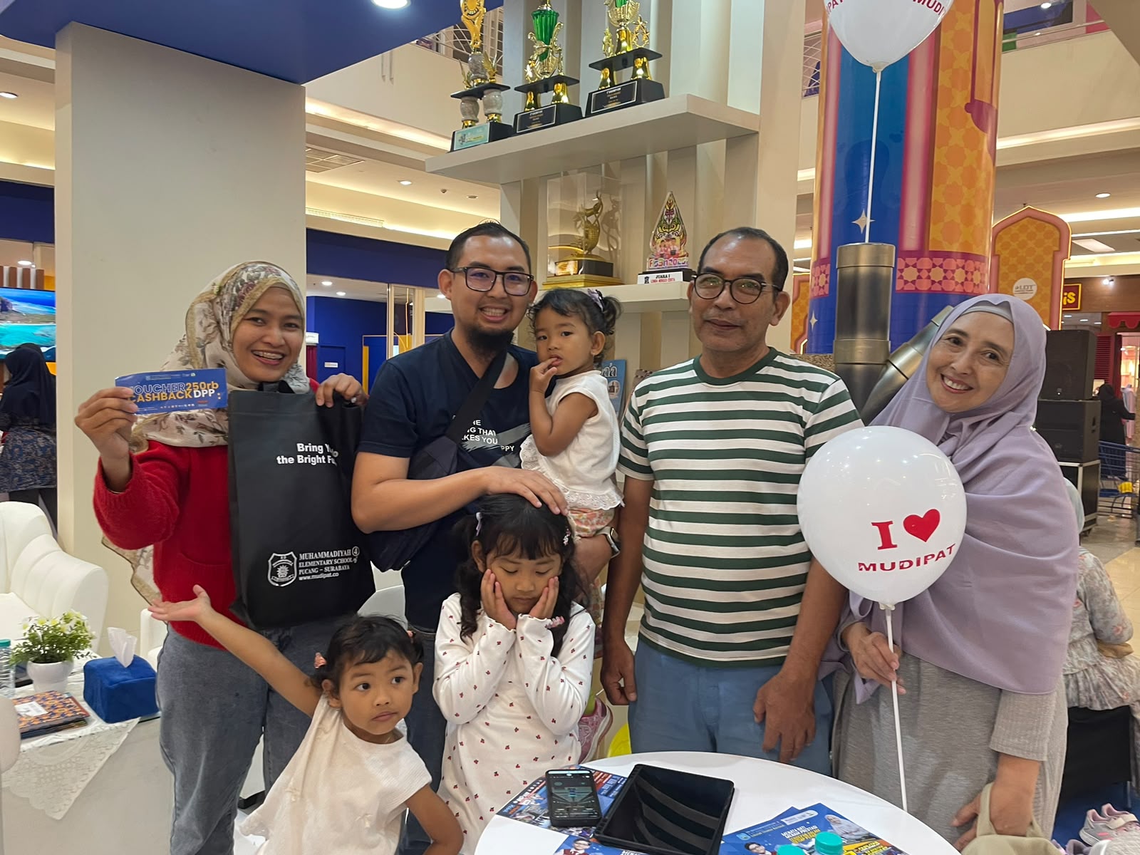 Alumni 6 Bersaudara Ini Percayakan Putrinya ke Mudipat, Daftar di Pameran Pendidikan Royal Plaza Surabaya