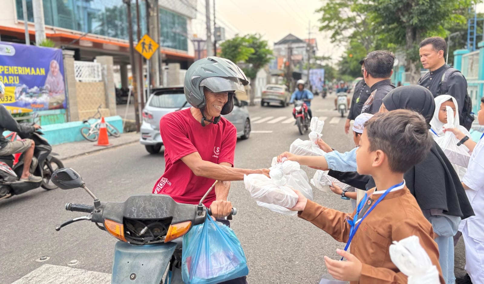 Perkuat Akidah dan Karakter Siswa, di PIK Gelar Baksos Jum’at Berkah