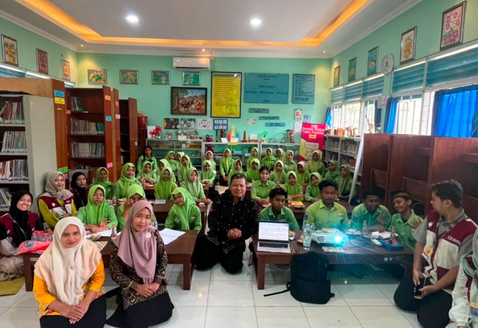 Merangkai Karya, Kenalkan Desa: Dosen dan Mahasiswa KKN UAD Ajak Siswa Gedangsari Berlatih Menulis Puisi
