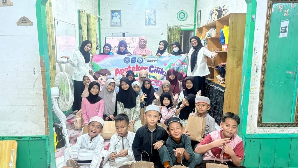Mahasiswa Apoteker UMBJM Ajak Anak Panti Mengenal Obat Sejak Dini