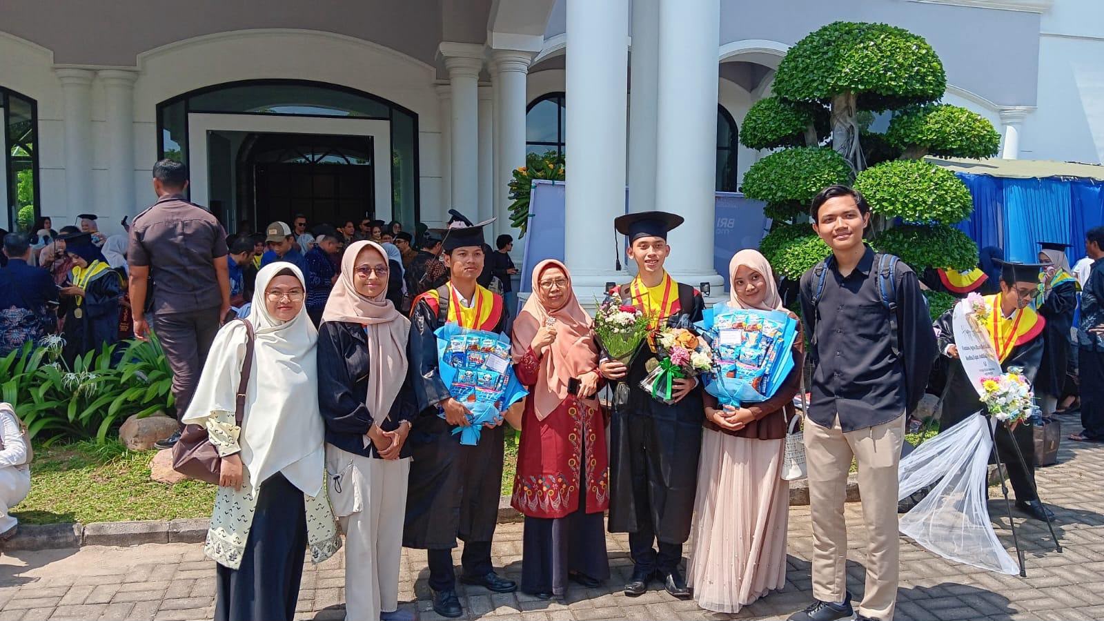 Tiga Mahasiswa Tuli Teknik Informatika UM Gresik Tuntaskan Studi 8 Semester, Wisuda Jadi Penanda Perjuangan