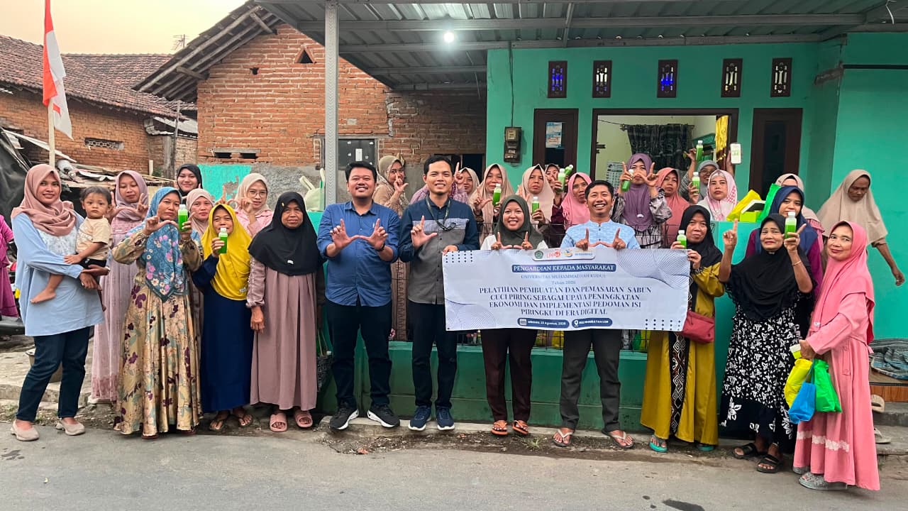 Dosen UMKU Latih Ibu-Ibu PKK Prambatan Lor Buat Sabun Cuci Piring dan Pemasaran Berbasis AI