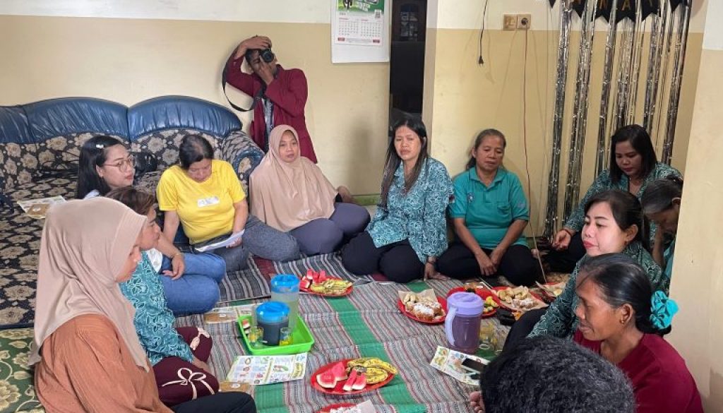 Mahasiswa PPG Calon Guru UMM Latih Ibu-Ibu PKK Kebonkuto Wagir Produk Abon Pepaya