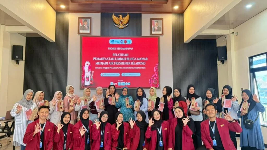 Mahasiswa PPG UMM Olah Limbah Bunga Mawar Menjadi Air Freshener Élarose