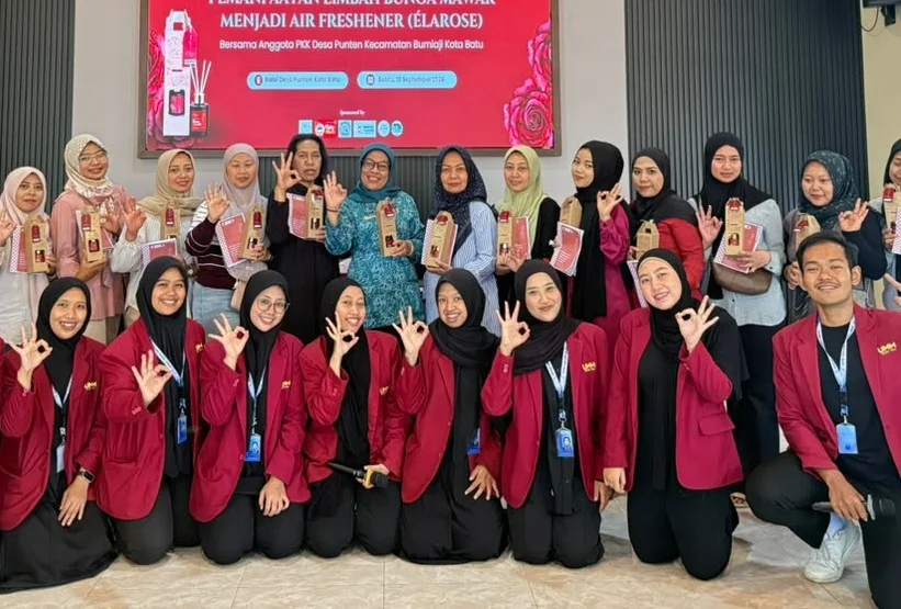 Mahasiswa PPG UMM Sulap Limbah Mawar Punten Jadi Air Freshener Élarose