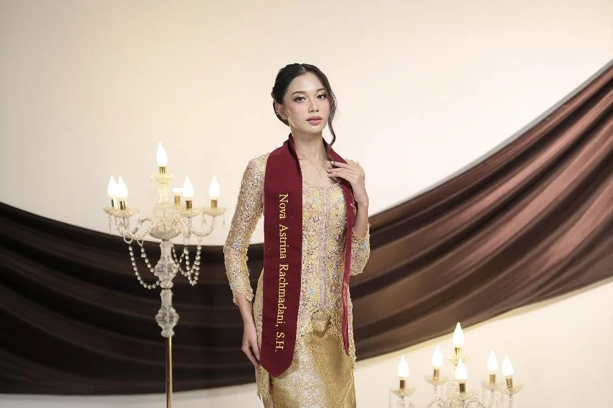 Aktif Jadi Duta dan Model, Nova Astrina Rachmadani Lulus Cumlaude dari FH UMM