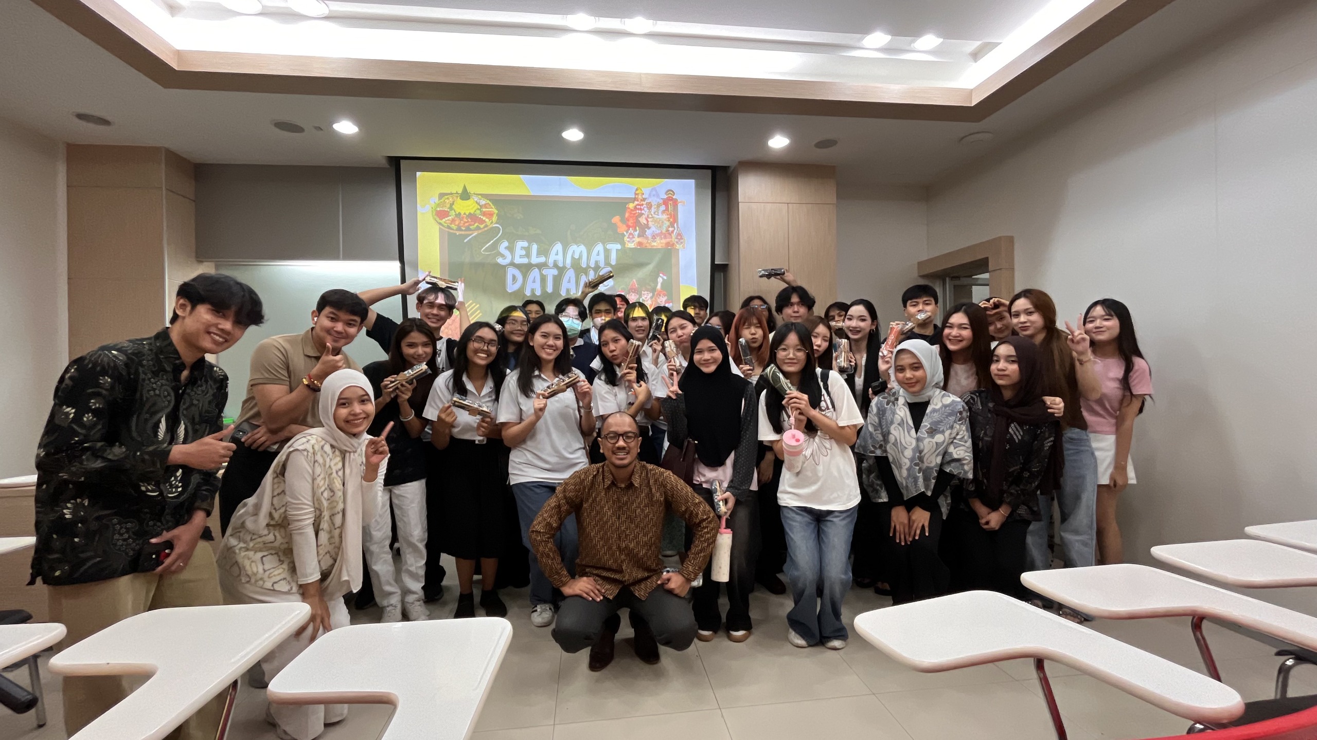 Mahasiswa CoE BIPA UMM Kenalkan Indonesia Lewat Bahasa, Ecoprint, hingga Tumpeng di Thailand