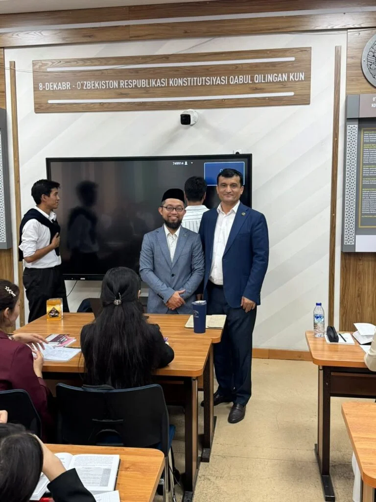 Dr. Sholahuddin Al Fatih berfoto bersama kolega pengajar di sela-sela aktivitas perkuliahan di ruang kelas TSUL, Uzbekistan.