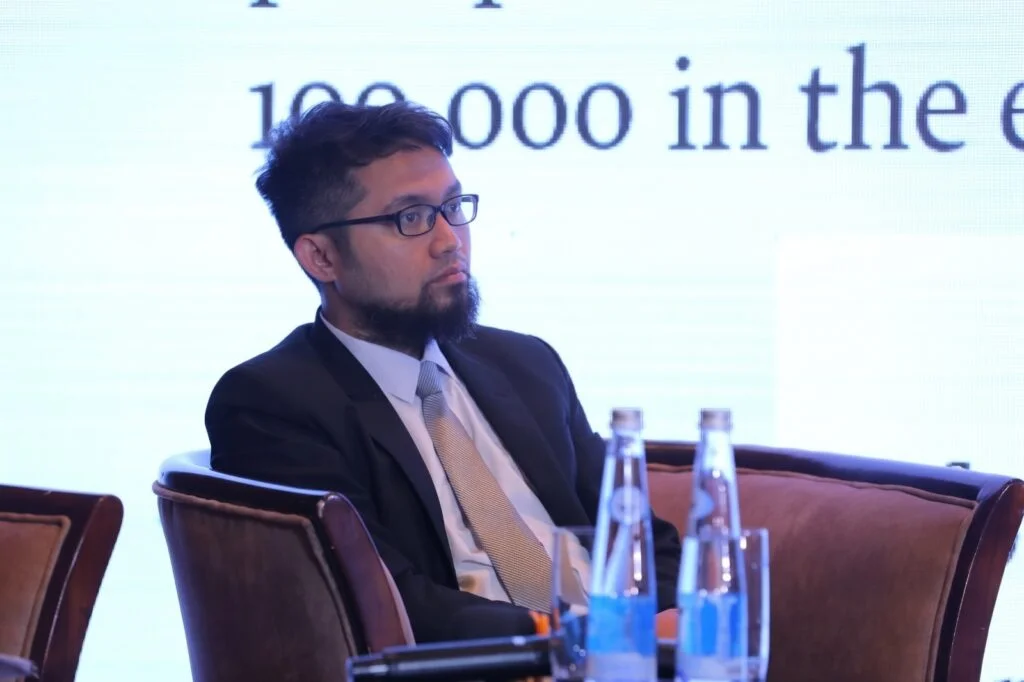 Dr. Sholahuddin Al Fatih menyimak diskusi panel mengenai perkembangan hukum dan tantangan pemanfaatan teknologi kecerdasan buatan dalam forum ilmiah internasional.