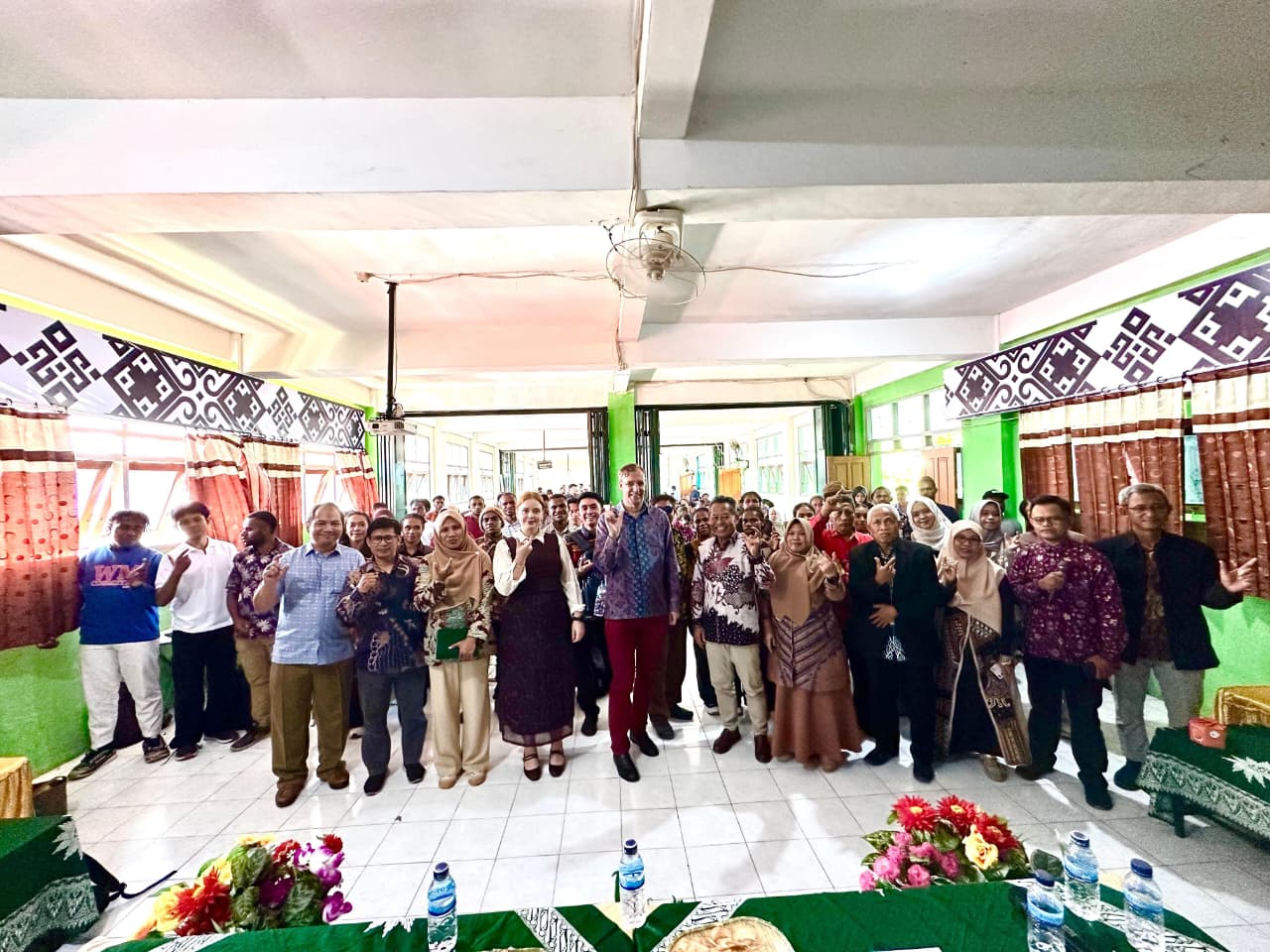 Kuliah Umum UM Papua Bersama Adriaan Palm Wakil Duta Besar Belanda di Indonesia Dorong Mahasiswa Berpikir Kritis dan Menjadi Pemimpin Masa Depan