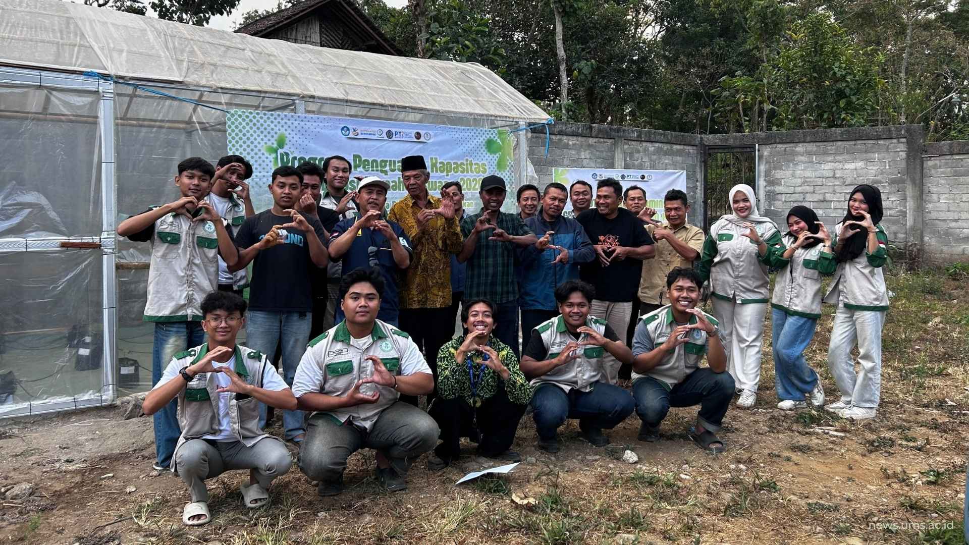 PPK Ormawa HMP PTI UMS 2026 Gelar Pelatihan IoT, Petani Desa Seboto Praktik Smart Farming di Greenhouse