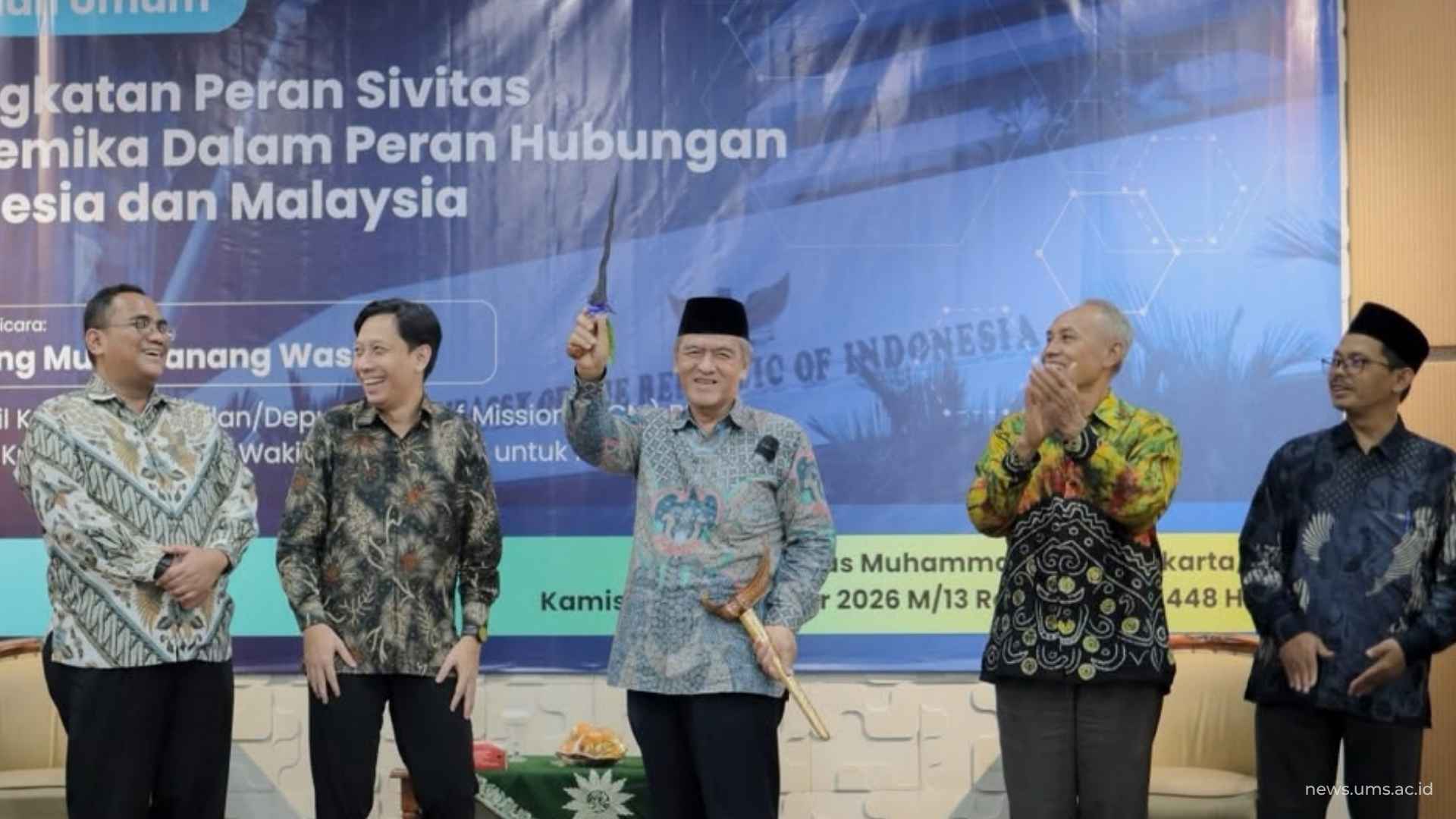 Sekretaris Badan Pembina Harian (BPH) UMS, Prof. Dr. Drs. Sabar Narimo, M. M., M. Pd., saat menunjukkan keris