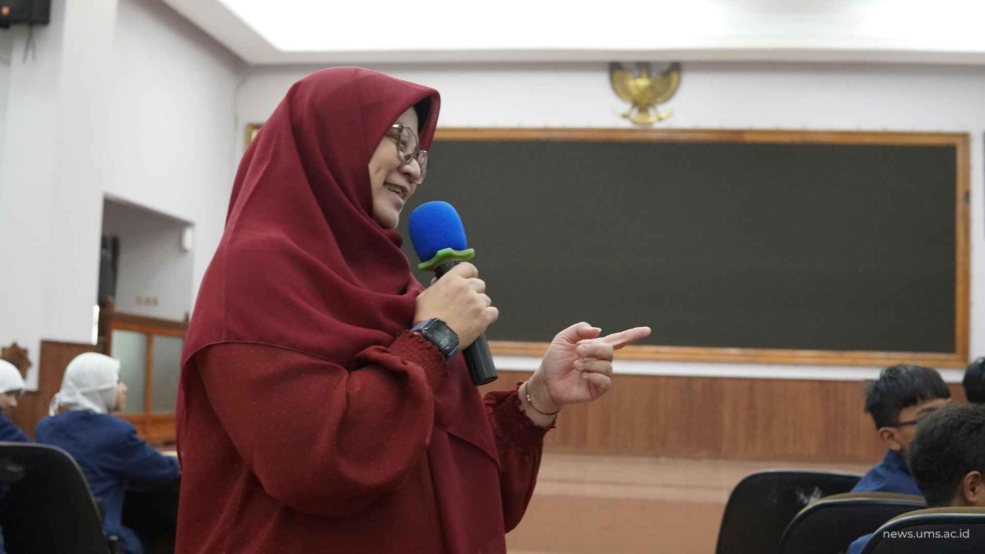 Penyampaian materi seminar Dr. Irma Yuliana, S. T., M. M., M. Eng.