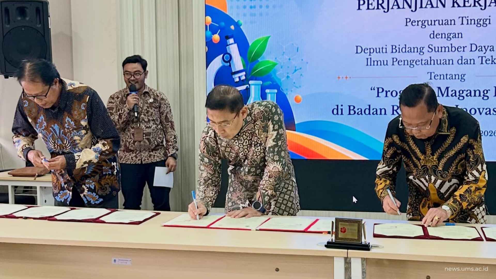 Wakil Rektor V UMS Prof. Supriyono, S. T., M. T., Ph. D. (tengah) saat menandatangani perjanjian kerja sama dengan BRIN.