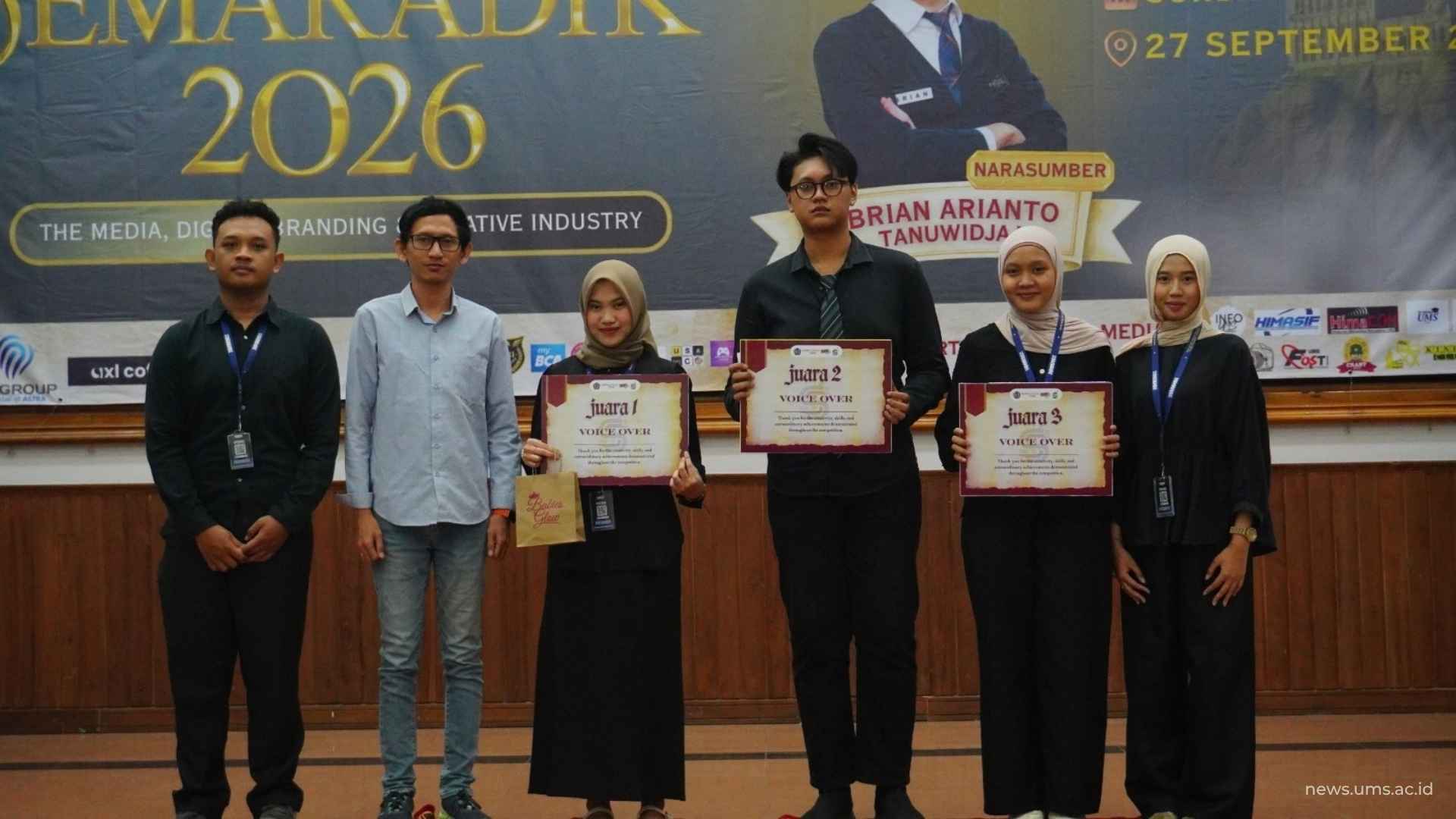 Pemeberian hadiah kepada pemenang SEMARADIK Competition