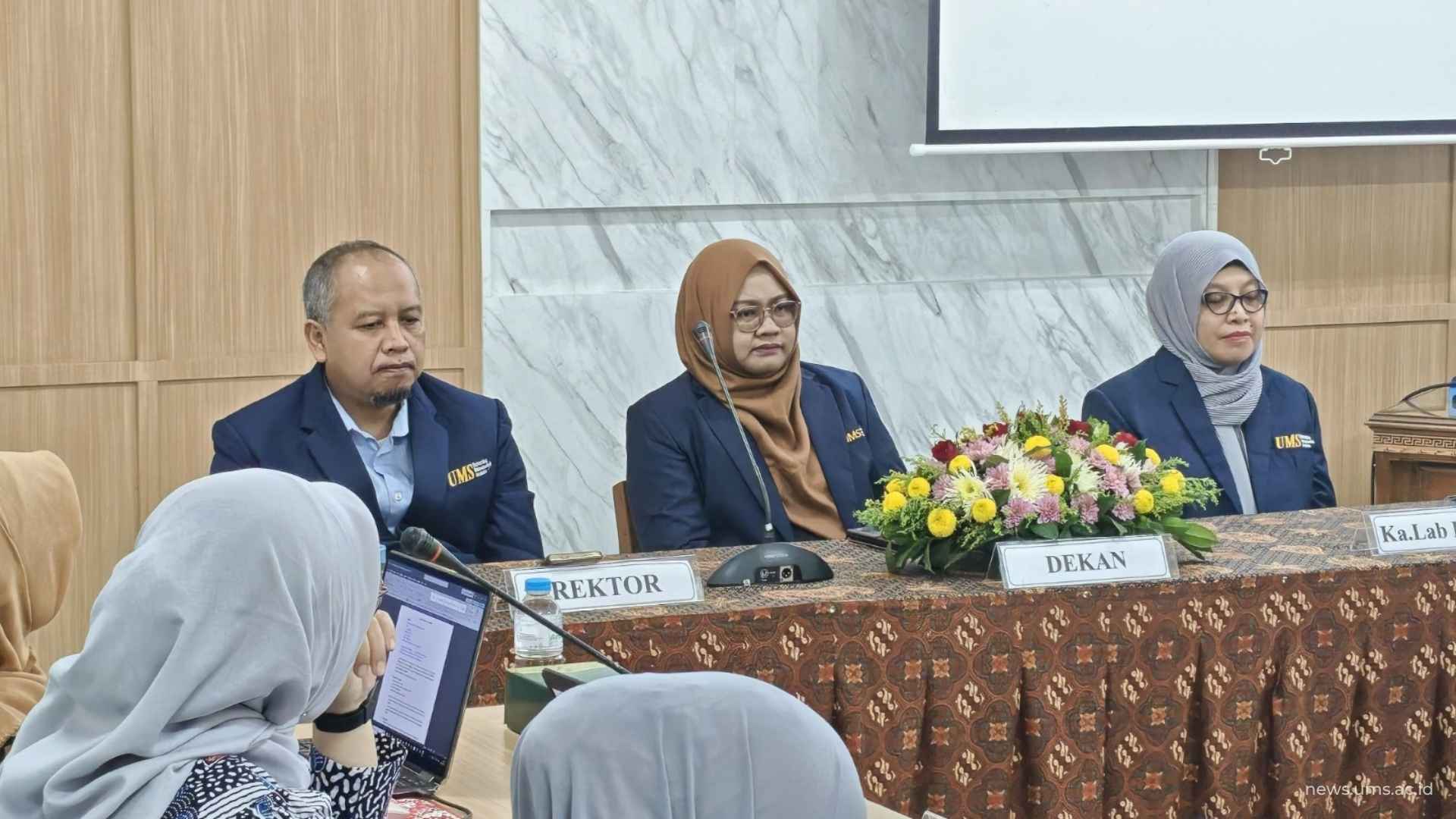 Wakil Rektor II Universitas Muhammadiyah Surakarta Prof. Dr. apt. Muhammad Da’I, M. Si. (kiri), Dekan Fakultas Farmasi UMS Prof. apt. Erindyah Retno Wikantyasning, Ph. D. (tengah), dan Kepala LPT Farmasi UMS apt. Wahyu Utami, Ph. D. (kanan).
