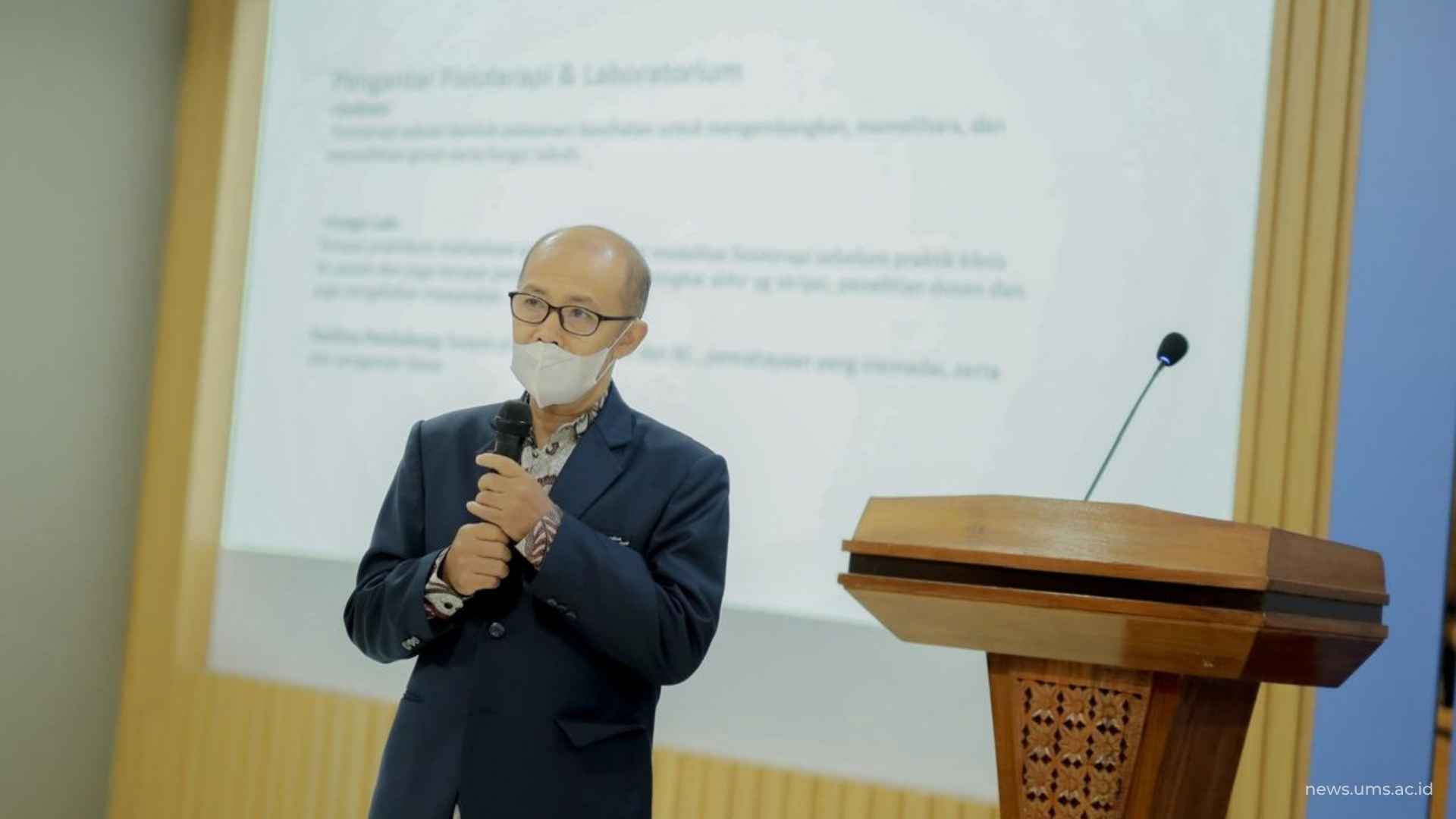 Kepala Laboratorium Fisioterapi UMS, Dr. Wijianto, SSt. FT., Ftr., M. Or., saat menyampaikan materi “Laboratory Infrastructure, Equipment Protocols, and Safety Standards”.