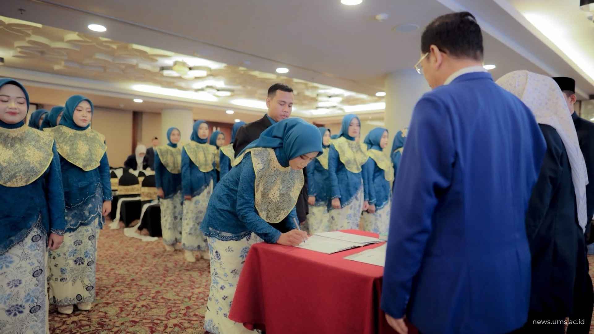 Penandatangan dokumen sumpah dilakukan oleh lulusan terbaik