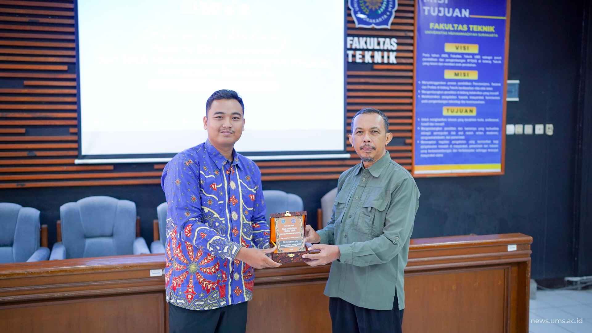 Serah terima cinderamata oleh Pembina Sit In University SMA Muhammadiyah PK Kottabarat Surakarta, Fajar Wahid Sabana, S. Pd., kepada Dekan Fakultas Teknik UMS, Prof. Ir. Mochamad Solikin, Ph. D.,