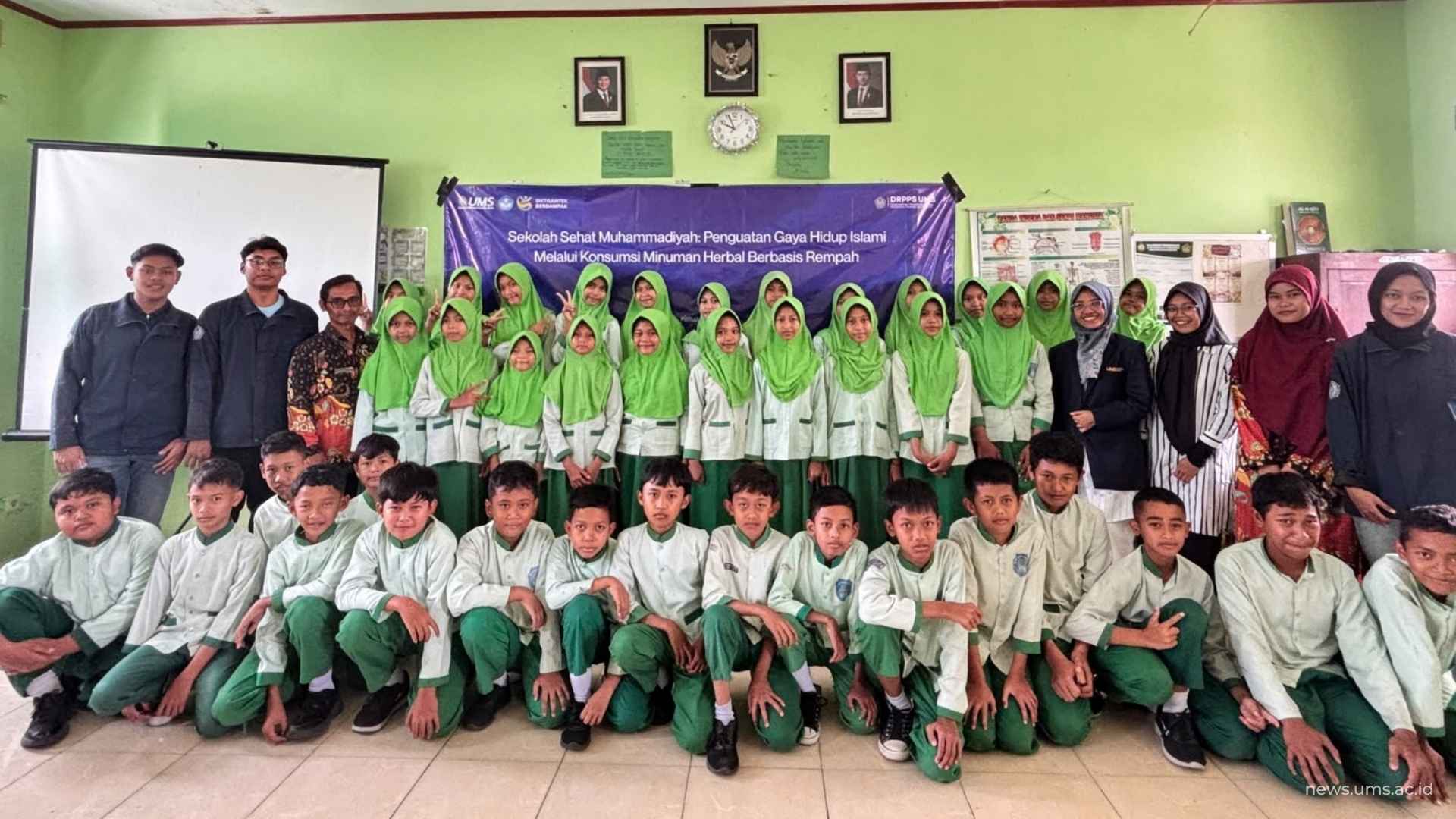Belajar TOGA secara Langsung, Siswa MIM Tawangsari Antusias Praktek Membuat Minuman Bunga Telang