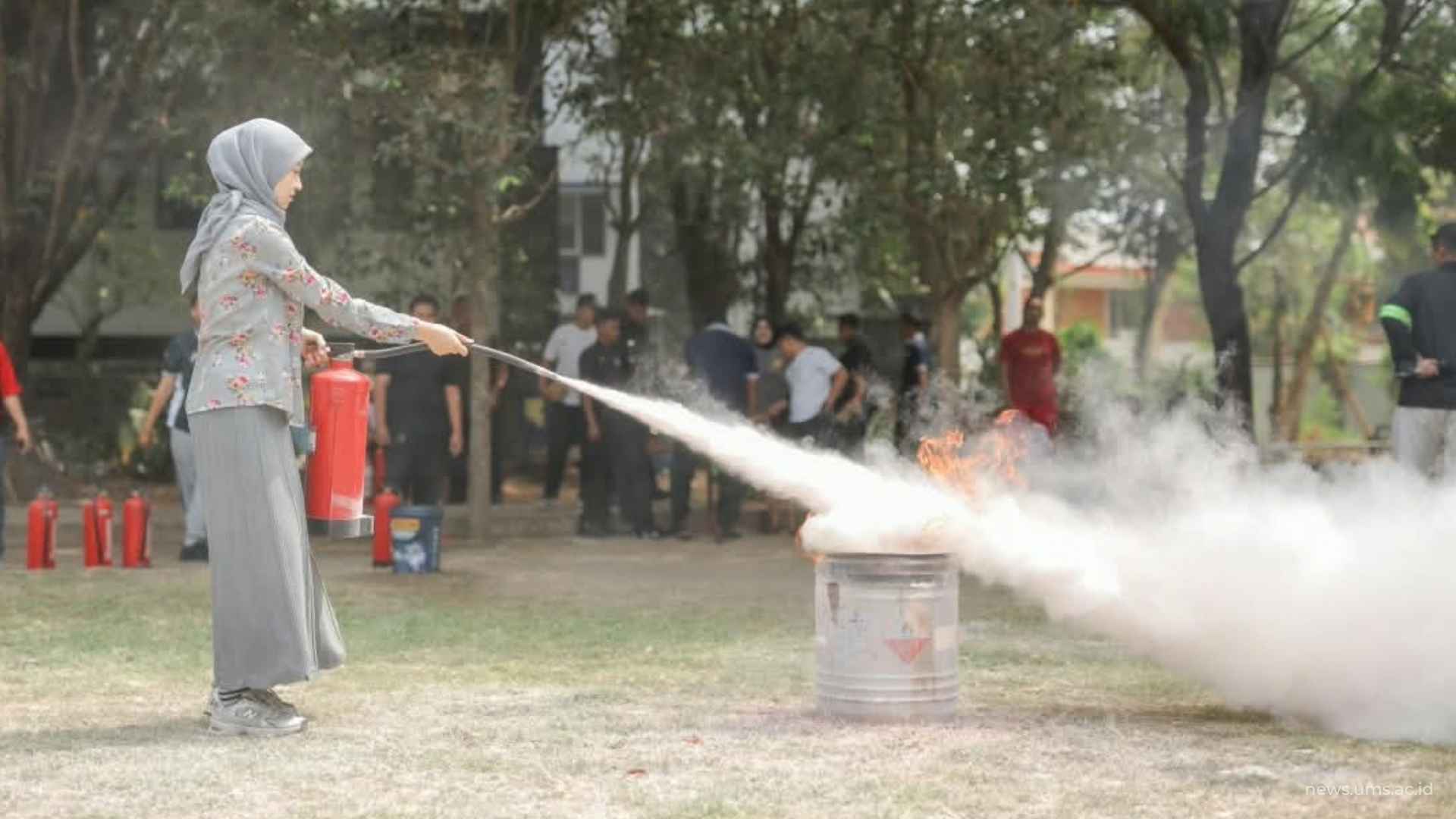Simulasi penggunaan APAR oleh peserta pelatihan.