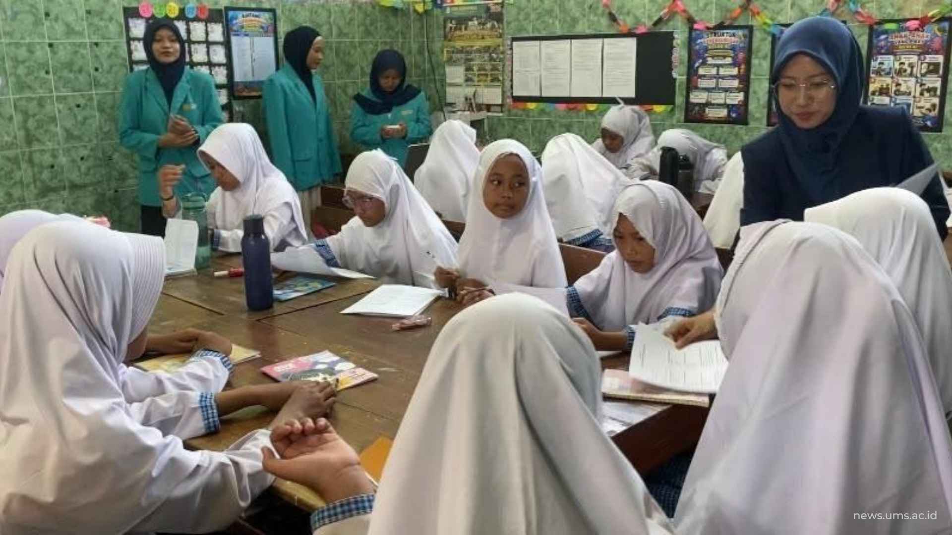 Edukasi Pemilahan Sampah, UMS Ajak Siswa MI Muhammadiyah Gedongan Peduli Lingkungan
