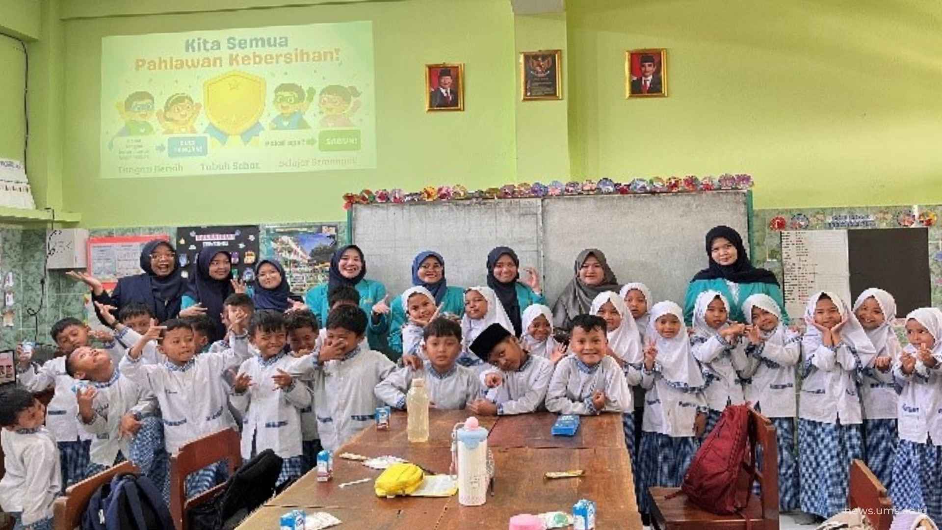 Dosen dan Tendik Farmasi UMS Edukasi Siswa MIM Gedongan tentang Pentingnya Cuci Tangan