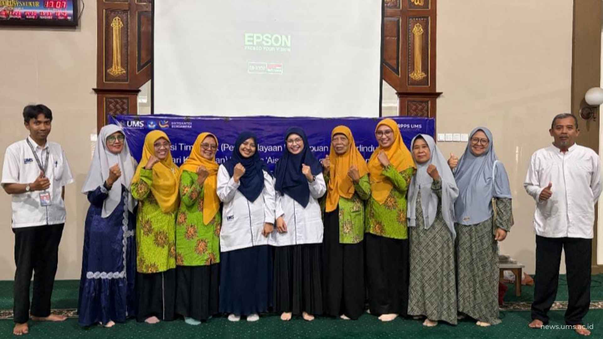 Sesi Foto Bersama Tim Pengabdian kepada Masyarakat (P2M) Universitas Muhammadiyah Surakarta (UMS) bersama Bapak Ketua PRM Jombor, Ibu-Ibu Pengurus PRA Jombor, Ibu-Ibu Pengurus Pengajian Masjid Baitusyukur Walang Jombor