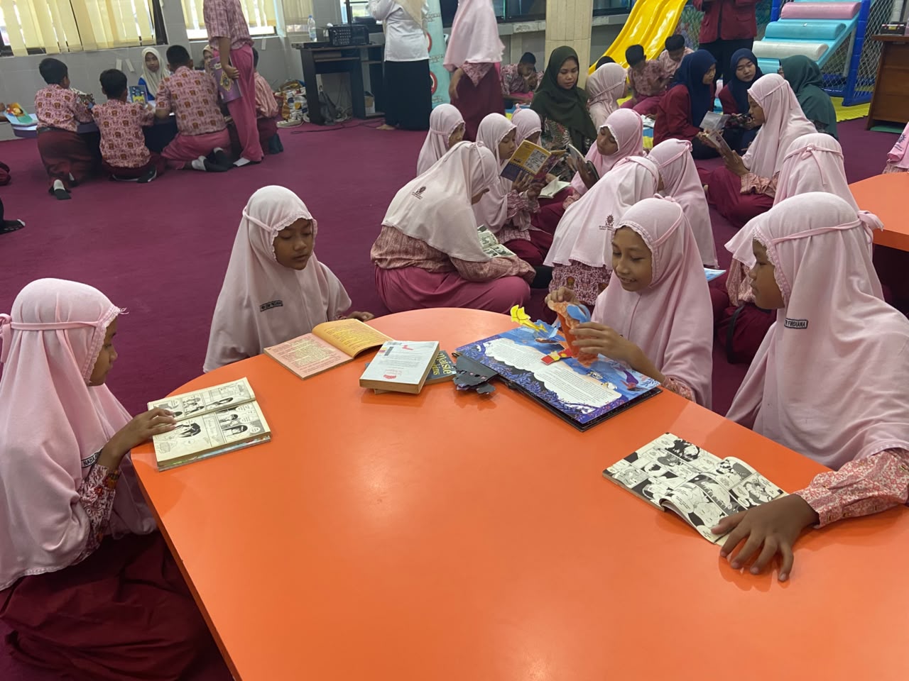 Kunjungi Perpustakaan Daerah, PLP 2 Umsida Tumbuhkan Minat Baca Siswa