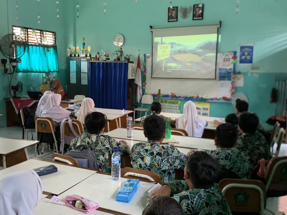 Siswa SDN Sidokumpul Peringati Kesaktian Pancasila Bersama Tim PLP 2 Umsida