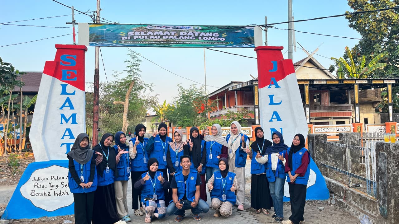 Percantik Wajah Pulau Balang Lompo, Mahasiswa KKN-Dik Unismuh Renovasi Gapura Kelurahan