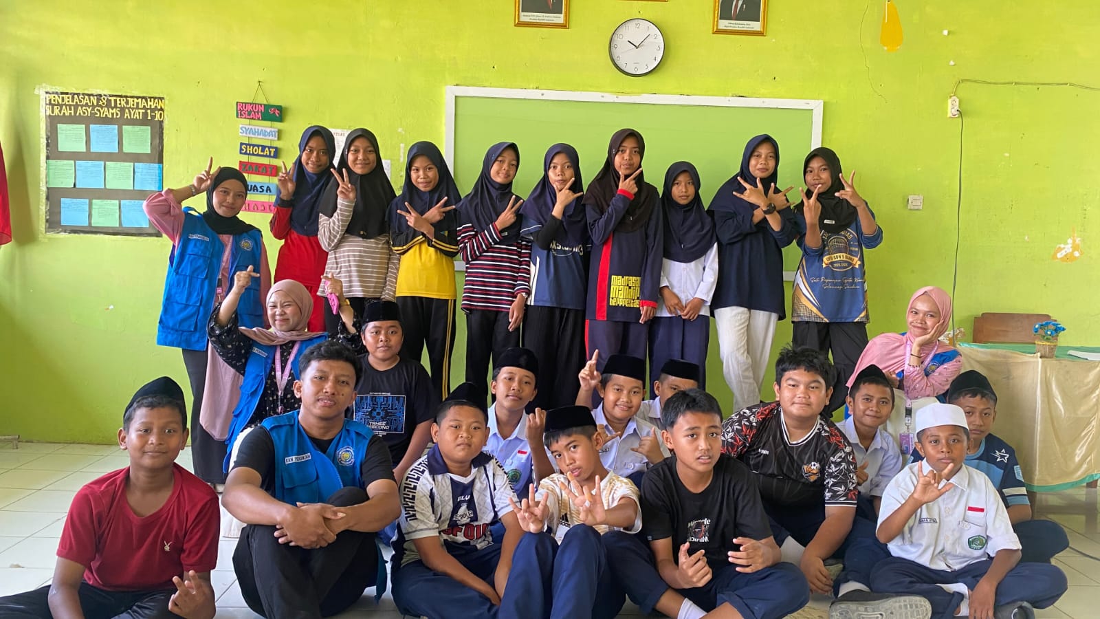 KKN-DIK Unismuh Kenalkan Pemanfaatan AI untuk Belajar kepada Siswa MTsN 1 Barru