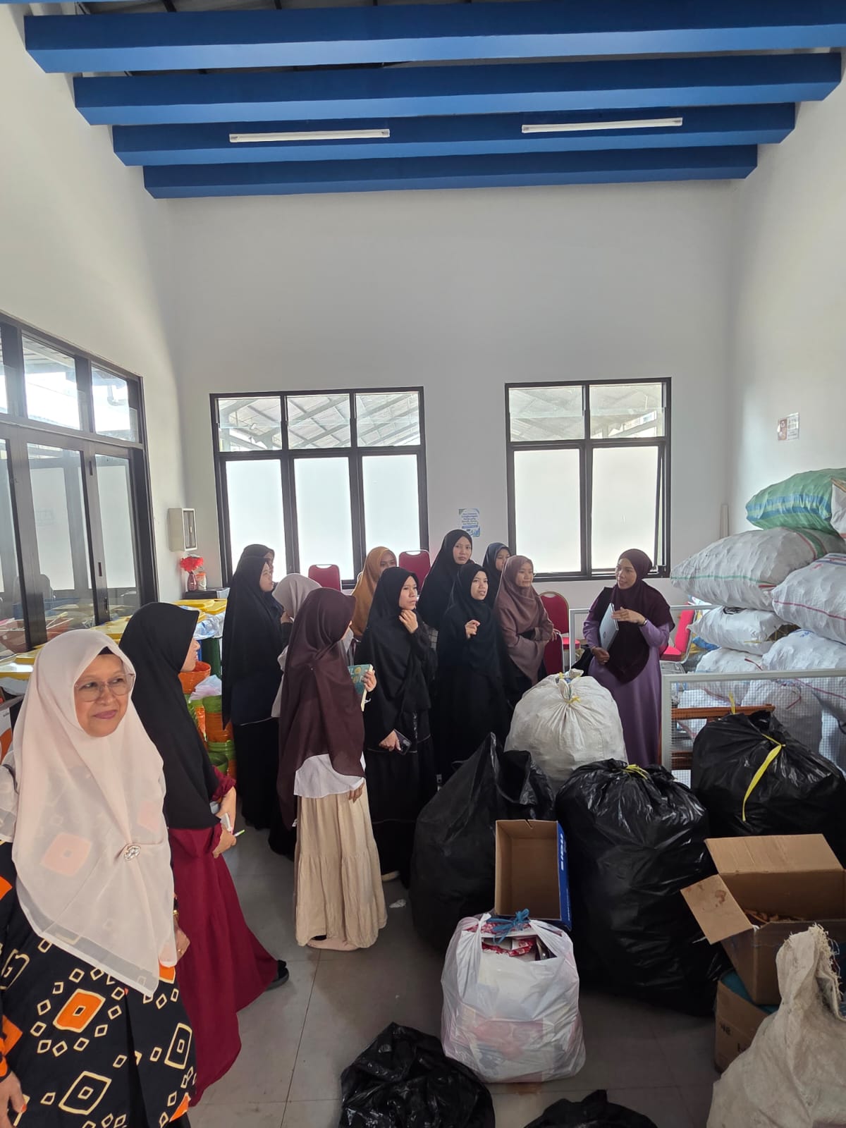 Mahasiswa Pesmadina Unismuh Belajar Mengelola Sampah Bernilai Ekonomi