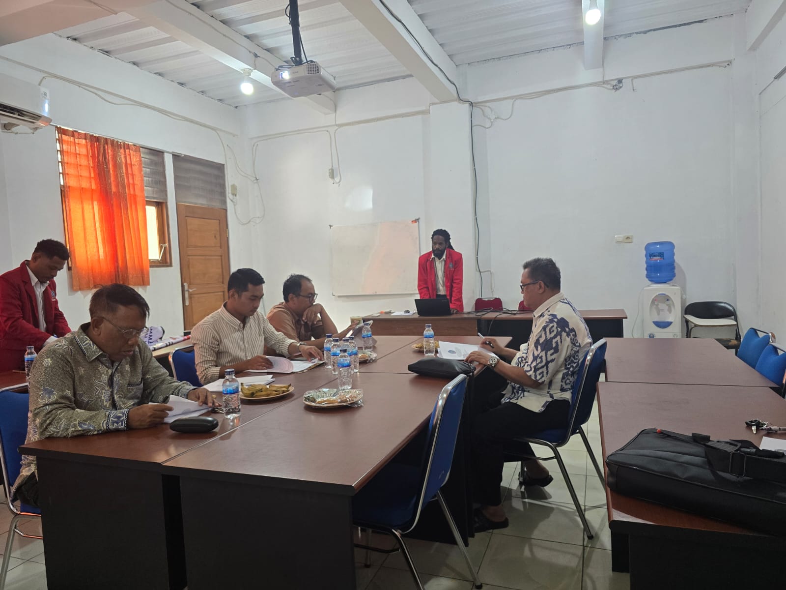 Dua Mahasiswa Prodi Ilmu Hukum UM Papua mengikuti Ujian Seminar Proposal, Angkat Isu Hukum Adat dan Pertanahan di Papua